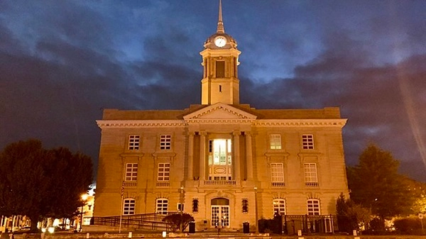 Night photo of the front Maury County Courthouse in Tennessee